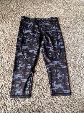 ZYIA Blue Gray Camo Active Capri Leggings